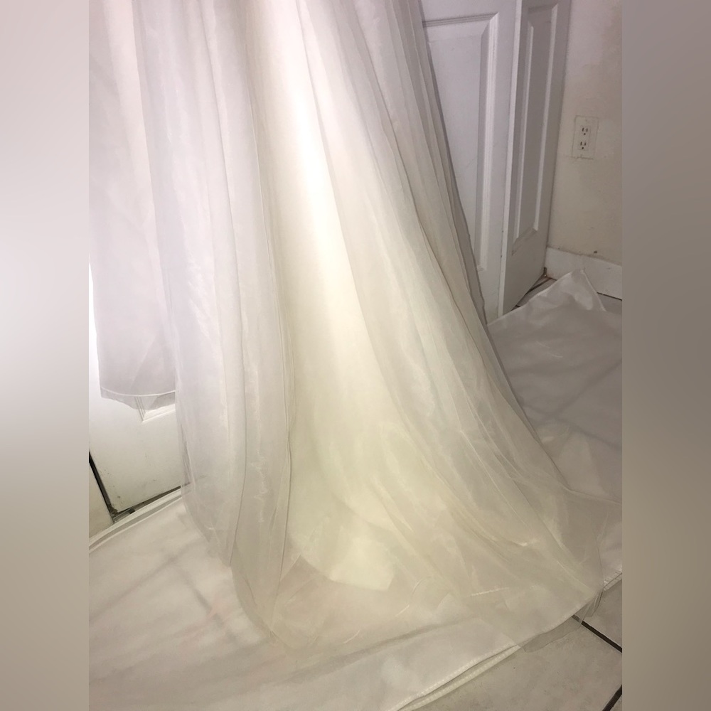 Galina Signature Wedding Dress - Picture 8 of 10